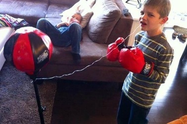 Bá đạo những hình ảnh "khi bố trông con"