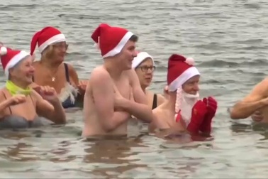 Người dân khắp nơi lao xuống tắm nước lạnh cóng để chào năm mới