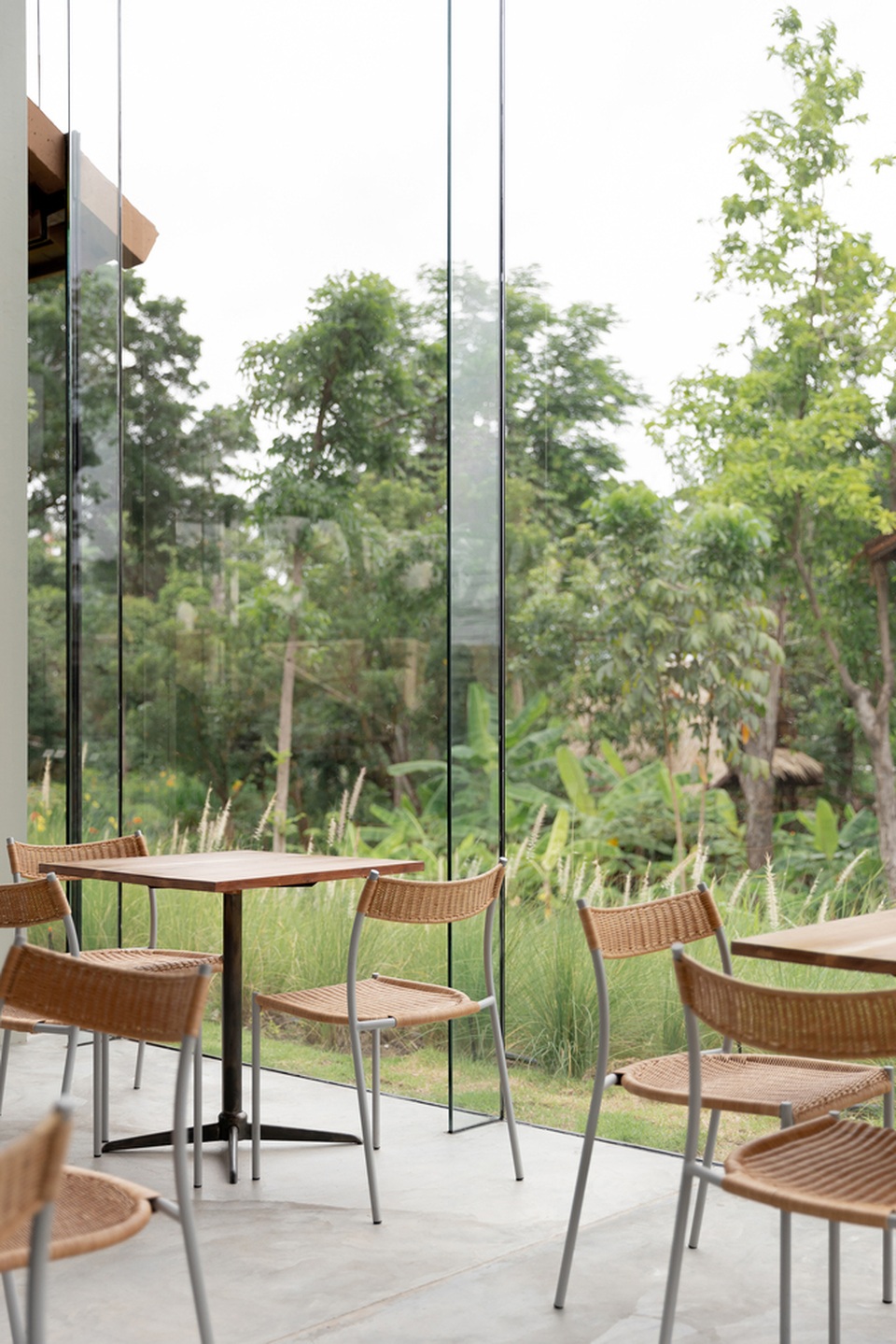 Quán cà phê giữa ngọn đồi xanh mướt, thiết kế tiết kiệm điện năng - 11 Quán cà phê giữa ngọn đồi xanh mướt, thiết kế tiết kiệm điện năng - 11