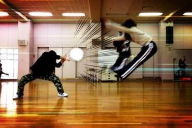 Nữ sinh Nhật Bản rộ mốt chụp ảnh “tung chưởng” 