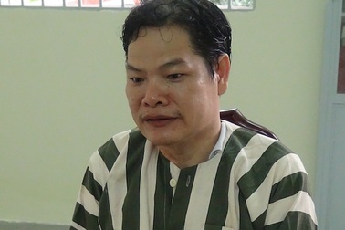 "Xoáy" súng của bố để... phòng thân!