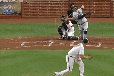 Cú bật nhảy bắt dính bóng đáng kinh ngạc của VĐV bóng chày ở Mỹ