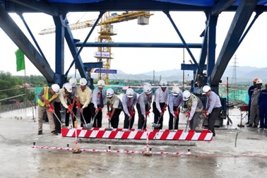 Hợp long cây cầu dài nhất dự án đường cao tốc Đà Nẵng - Quảng Ngãi