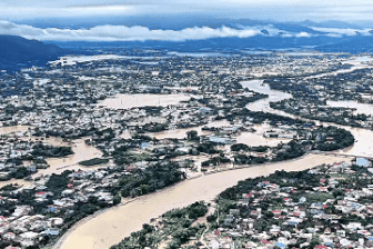 Người nước ngoài kể chuyện "bơi" sâu vào rốn lũ cứu trợ người dân Nha Trang