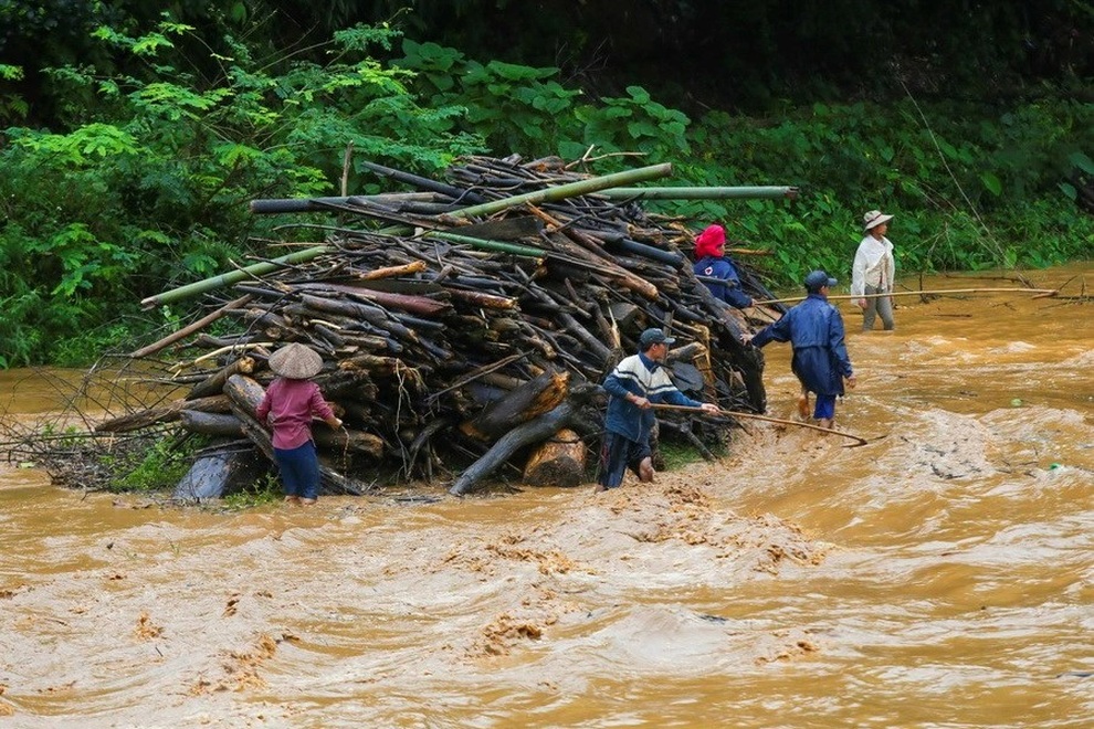 Đi vớt củi trên suối, hai cha con chết đuối thương tâm - 1 Đi vớt củi trên suối, hai cha con chết đuối thương tâm - 1