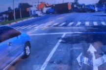 Lao xe máy vượt đèn đỏ như "tên bắn", thanh niên phải trả giá cực đắt