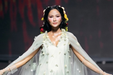 Hơn 200 hoa hậu, người mẫu diễn gần 1.000 thiết kế ở tuần lễ thời trang