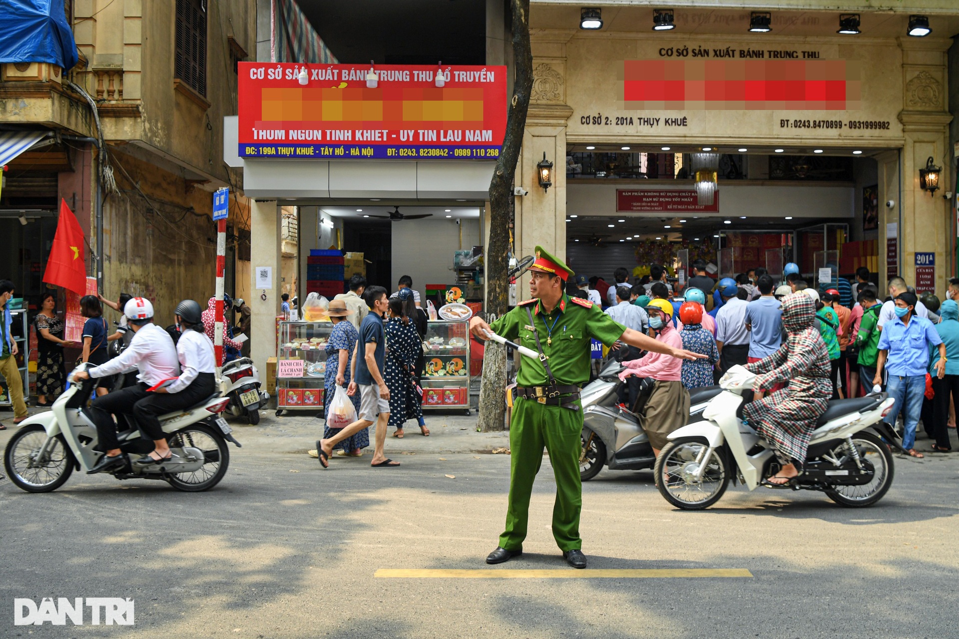 Người dân xếp hàng mua bánh trung thu ở Hà Nội - 11 Người dân xếp hàng mua bánh trung thu ở Hà Nội - 11
