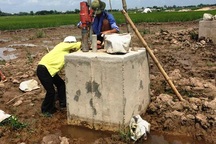 Vụ trụ điện "bê tông trộn đất": Công ty thi công… tự kiểm tra chất lượng công trình!
