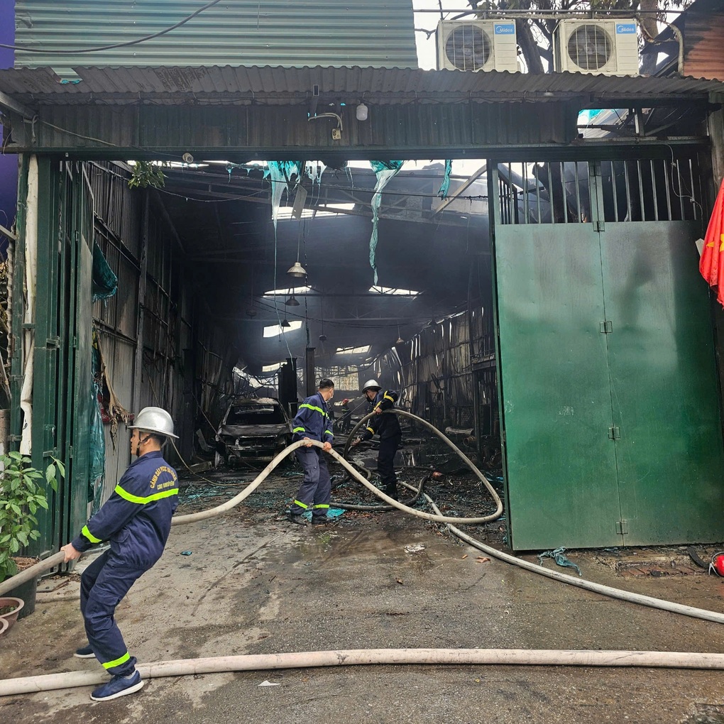 Hà Nội: Khu xưởng rộng 490m2 bốc cháy ngùn ngụt sáng 29 tháng Chạp - 3 Hà Nội: Khu xưởng rộng 490m2 bốc cháy ngùn ngụt sáng 29 tháng Chạp - 3