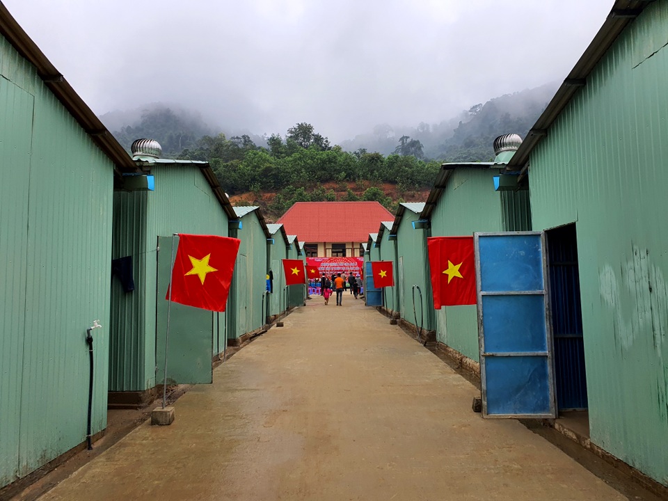 Bà con vùng sạt lở phấn khởi nhận nhà mới trước Tết - 1 Bà con vùng sạt lở phấn khởi nhận nhà mới trước Tết - 1