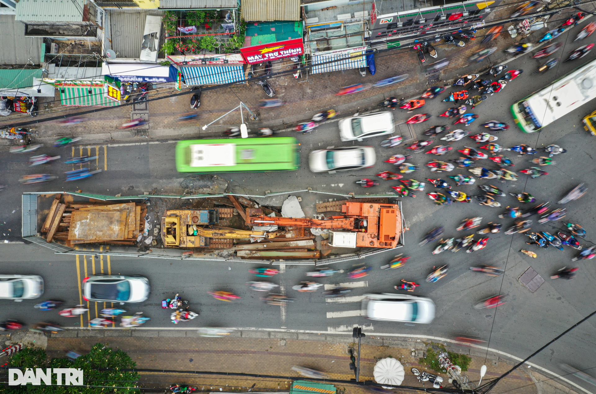 Lô cốt án ngữ giữa đường gây kẹt xe kéo dài ở TP Thủ Đức - 2