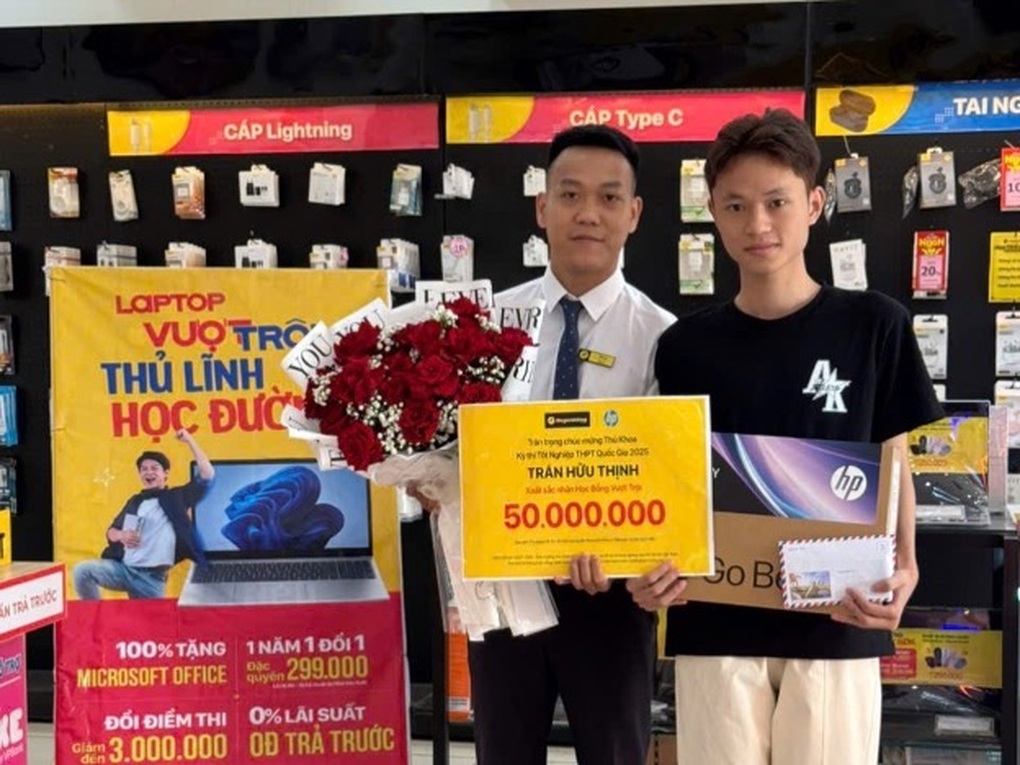 Thế Giới Di Động vinh danh thủ khoa bằng học bổng 50 triệu đồng, bao gồm laptop AI - 3 Thế Giới Di Động vinh danh thủ khoa bằng học bổng 50 triệu đồng, bao gồm laptop AI - 3