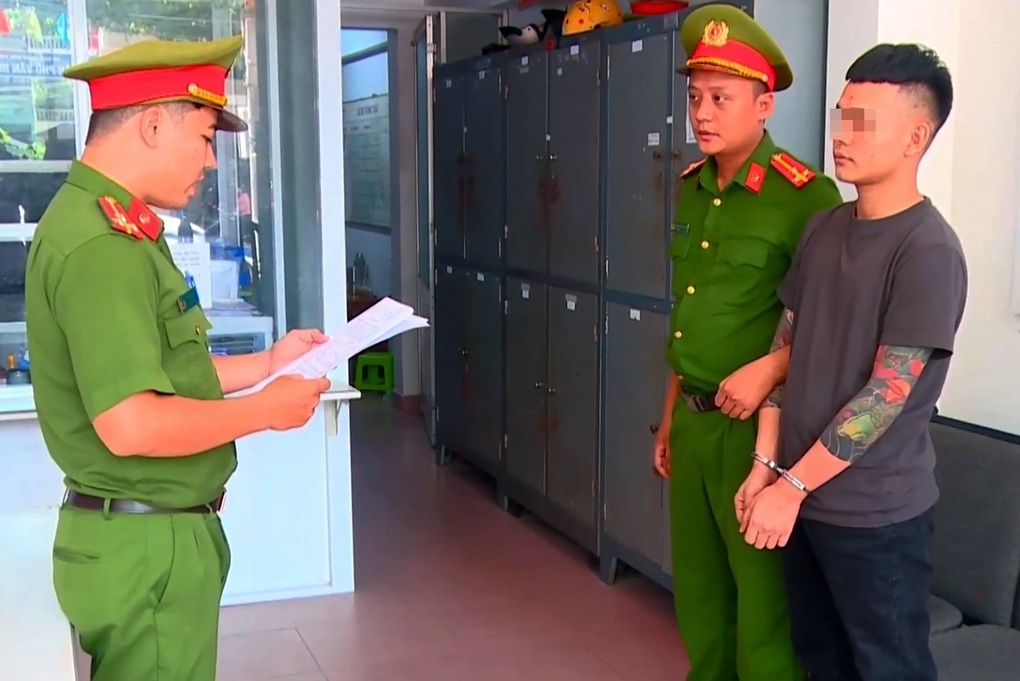 Tạm giữ thanh niên đấm vào mặt nhân viên y tế - 1 Tạm giữ thanh niên đấm vào mặt nhân viên y tế - 1