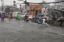 Phố biến thành "sông" sau mưa lớn ở TPHCM