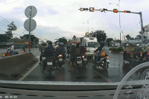 Xác minh xe tải chạy ngược chiều ở ngã tư tại Bình Dương