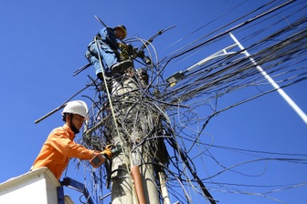 Nhổ loạt trụ điện bị "bỏ quên" ở tuyến đường đẹp bậc nhất trung tâm Đà Lạt