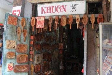 Phong cách bán hàng lạ kỳ của người thợ Hà thành đúc khuôn bánh trung thu
