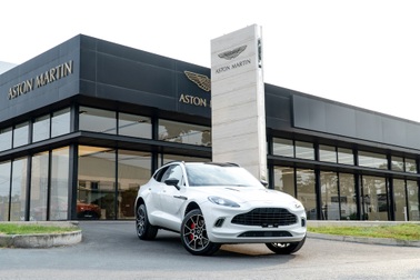SUV siêu sang Aston Martin DBX chính thức ra mắt thượng khách Việt