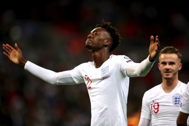 Ngôi sao Chelsea liên tục ghi bàn, bạn gái xinh đẹp “nở mày nở mặt”