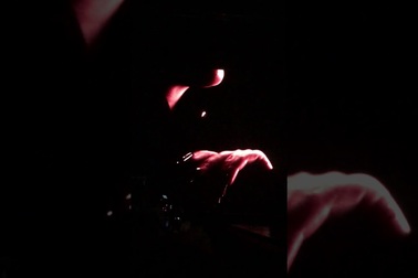 Phản ứng phấn khích của khán giả trước đoạn clip "cởi đồ" của Billie Eilish