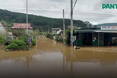 Nước lũ cuồn cuộn dâng ngập nhà dân ở Lâm Đồng
