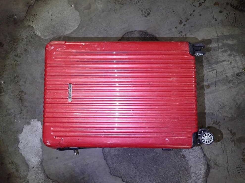 Chiếc vali màu đỏ đặt cạnh rãnh thoát nước chứa bí mật gây chấn động - 1