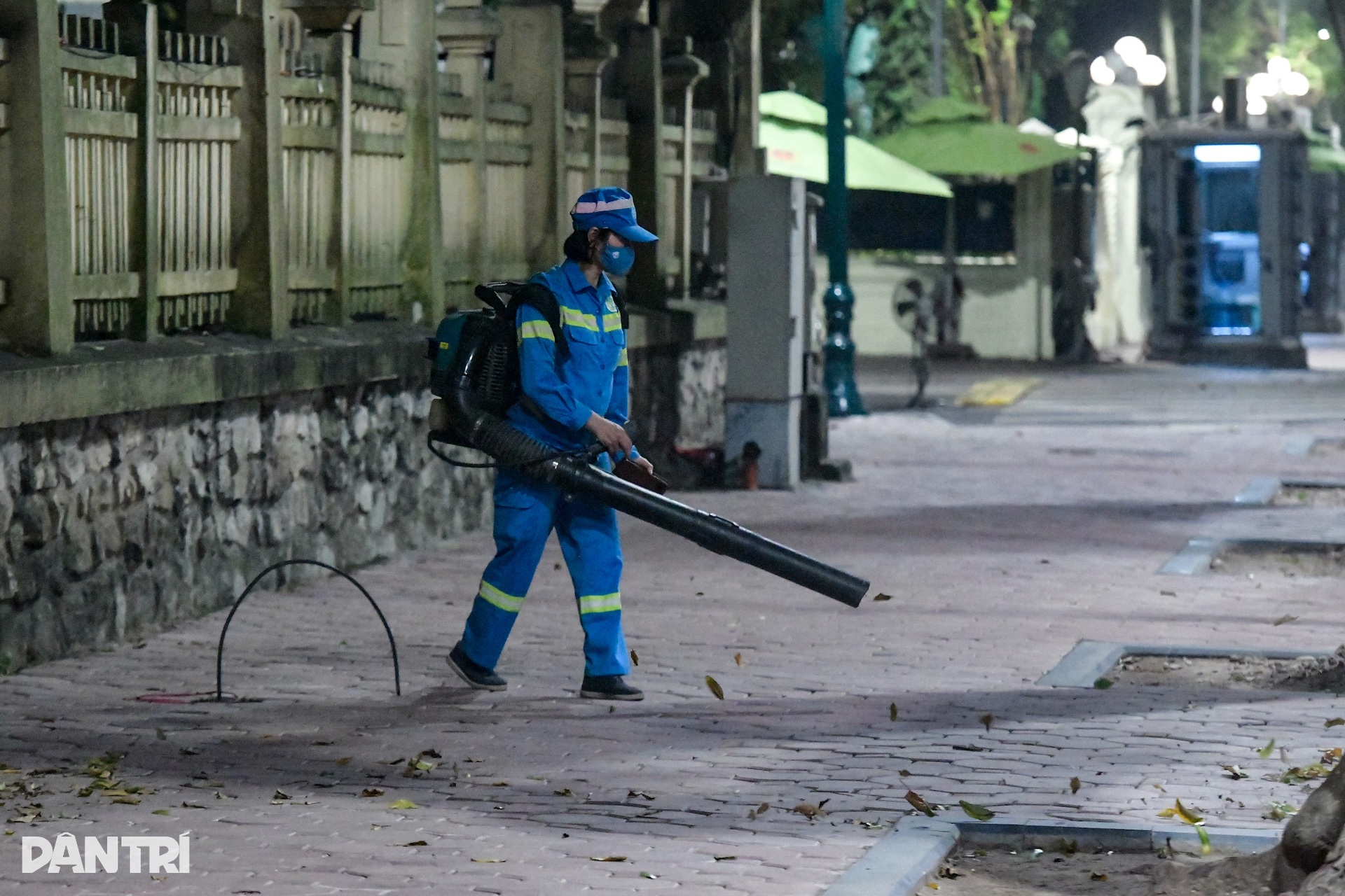 Người đi đường ngạt thở vì… công nhân dùng máy thổi bụi, đốt rác - 8 Người đi đường ngạt thở vì… công nhân dùng máy thổi bụi, đốt rác - 8