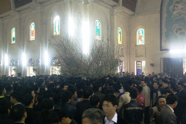 Hàng ngàn người đi lễ đầu năm, hái lộc Thánh