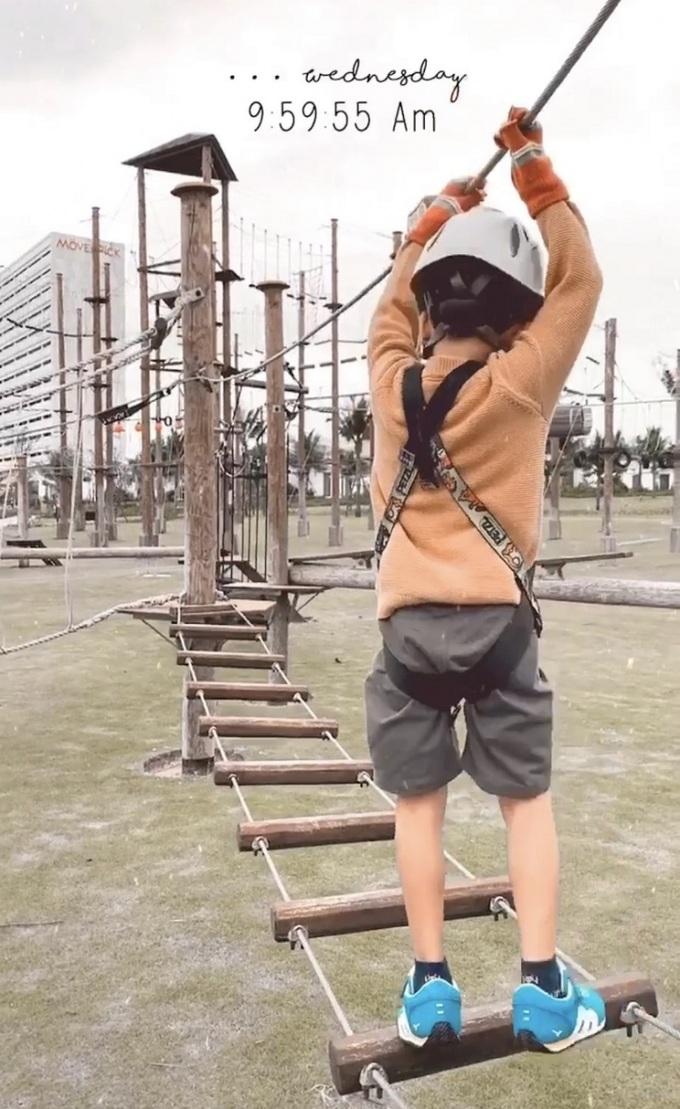 Trẻ được rèn luyện qua trò chơi mạo hiểm. 