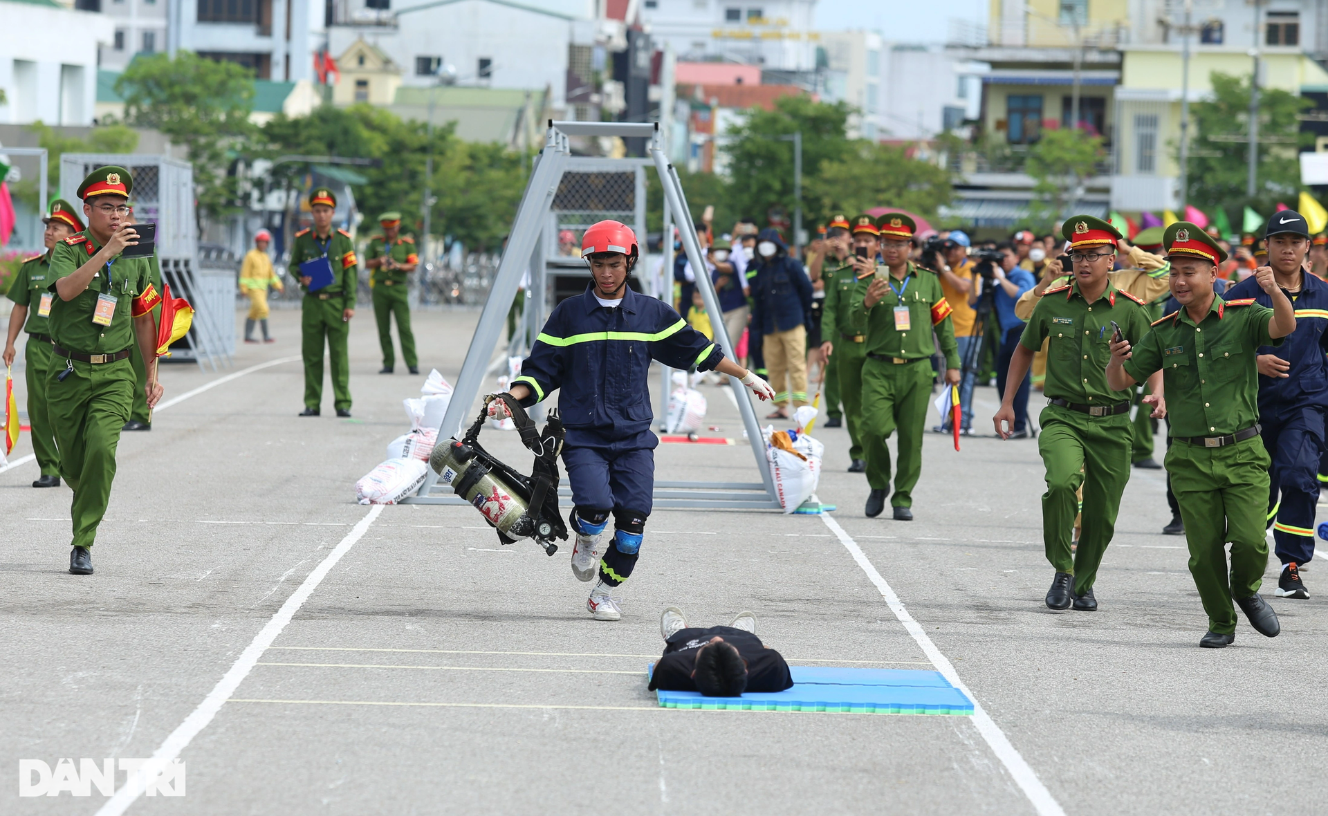 Cảnh sát vượt rào, cứu người gặp nạn trong môi trường có khí độc - 8 Cảnh sát vượt rào, cứu người gặp nạn trong môi trường có khí độc - 8