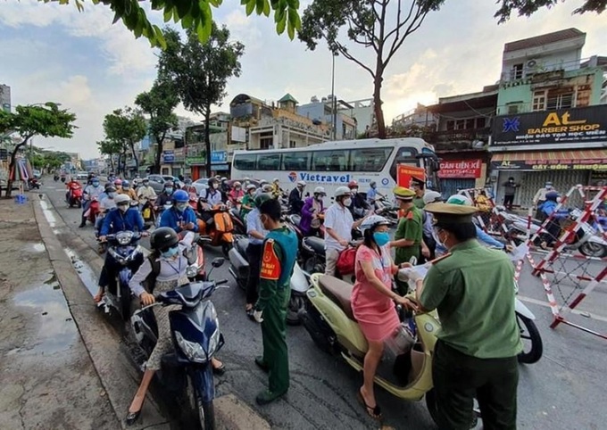 Chốt kiểm soát người dân đi lại giữa Tp HCM và Bình Dương.