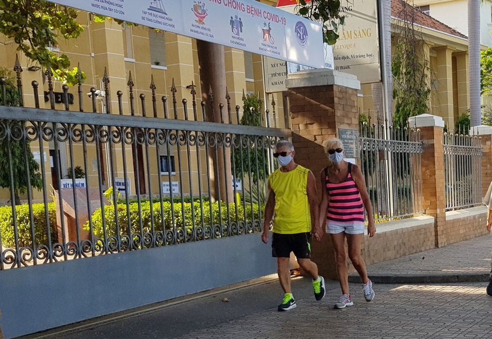 Nha Trang: Du khách đeo khẩu trang khi ra đường, phố Tây vắng vẻ - 11 Nha Trang: Du khách đeo khẩu trang khi ra đường, phố Tây vắng vẻ - 11
