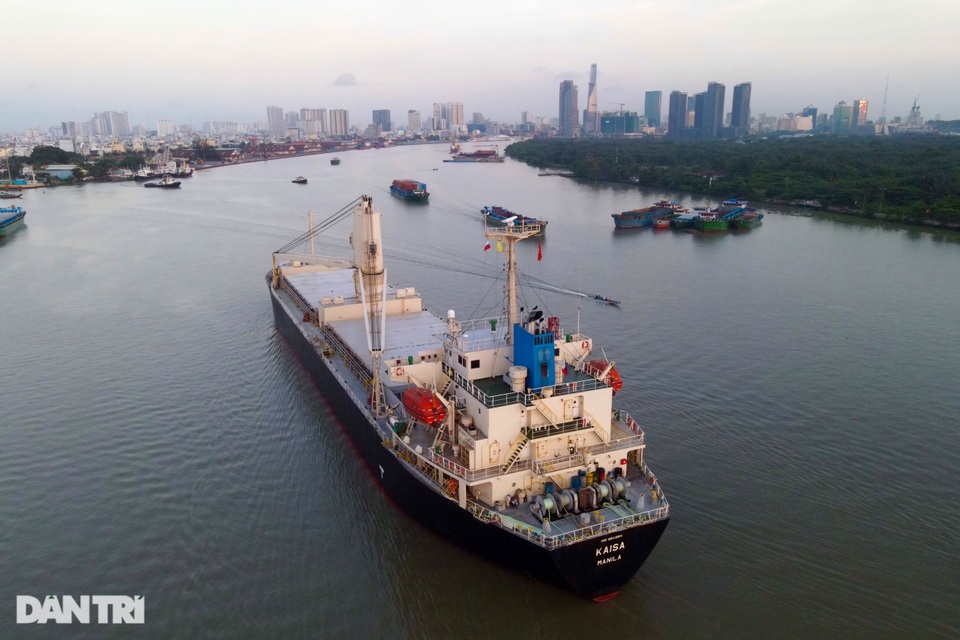 Lộ diện hai đoàn tàu của tuyến Metro số 1 trị giá 2 tỷ đô cập cảng TPHCM - 2 Lộ diện hai đoàn tàu của tuyến Metro số 1 trị giá 2 tỷ đô cập cảng TPHCM - 2