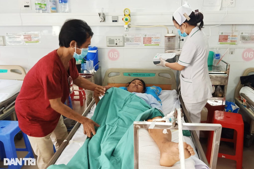 Người phụ nữ nghèo mong được giúp đỡ để về với 4 con - 3 Người phụ nữ nghèo mong được giúp đỡ để về với 4 con - 3