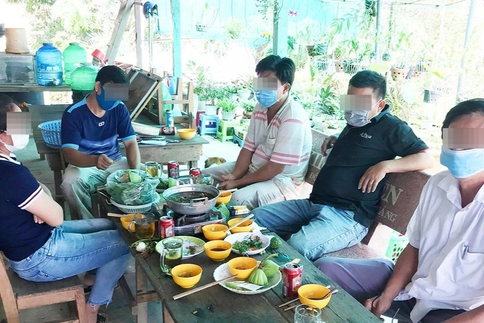 Cách chức hiệu trưởng tổ chức ăn nhậu trong căng-tin trường - 1 Cách chức hiệu trưởng tổ chức ăn nhậu trong căng-tin trường - 1