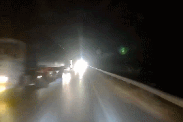 Tài xế “mù” tạm thời vì kiểu sử dụng đèn pha vô tội vạ của xe ngược chiều