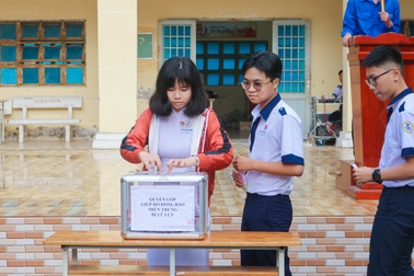 Học sinh Sóc Trăng, Bạc Liêu quyên góp ủng hộ đồng bào miền Trung