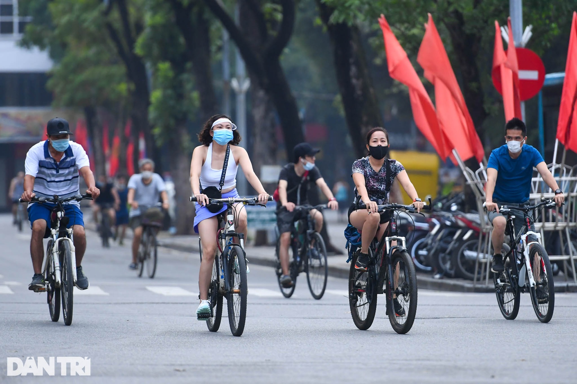 Người dân Hà Nội nườm nượp ra đường tập thể dục sau lệnh nới lỏng - 8 Người dân Hà Nội nườm nượp ra đường tập thể dục sau lệnh nới lỏng - 8