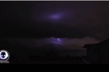 Philippines: Bầu trời bất ngờ chuyển màu tím như tận thế