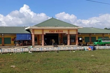 Đình chỉ Phó Ban quản lý chợ để làm rõ vụ tiêm vaccine không đúng đối tượng