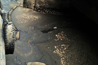 Xe bồn chở dầu bị đổ loang ra biển