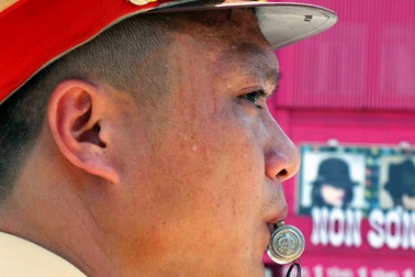 Cảnh sát giao thông mướt mồ hôi trong “chảo lửa” Hà Nội