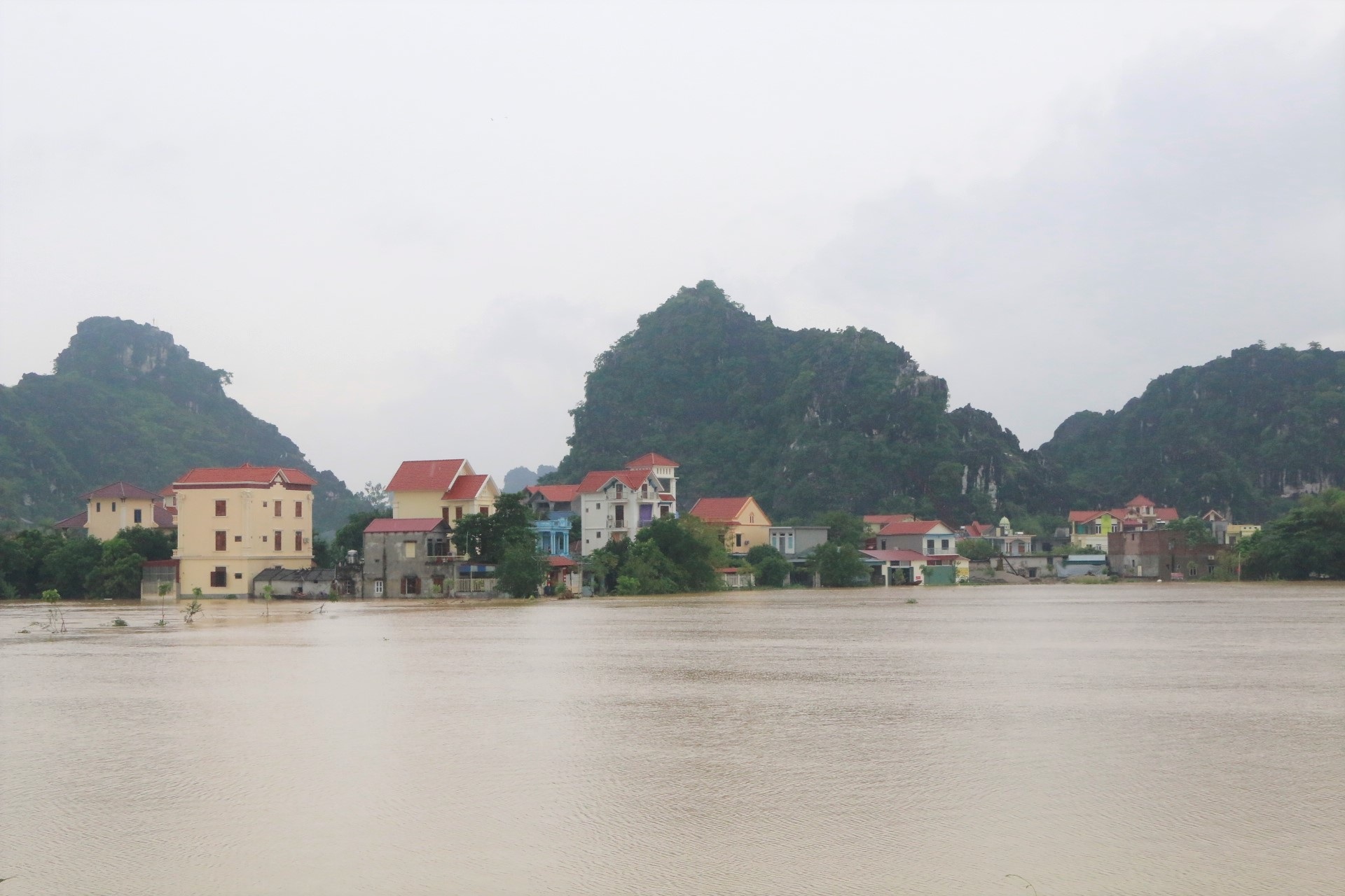 Cận cảnh nước lũ cô lập hàng trăm hộ dân ở Ninh Bình - 1 Cận cảnh nước lũ cô lập hàng trăm hộ dân ở Ninh Bình - 1