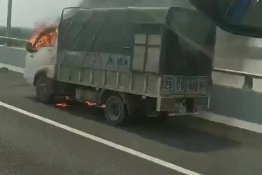 Ô tô bốc cháy trên cao tốc Hạ Long - Hải Phòng