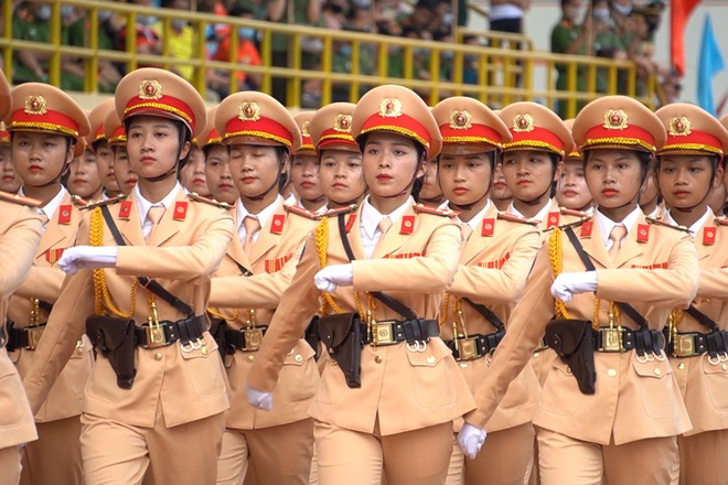 Hàng trăm nữ cảnh sát diễu binh, diễu hành tại Hà Nội - 3 Hàng trăm nữ cảnh sát diễu binh, diễu hành tại Hà Nội - 3