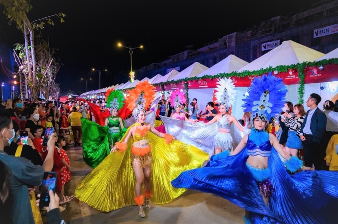 Đoàn biểu diễn carnival trình diễn dọc tuyến phố trong tiếng vỗ tay của người dân. Rất nhiều nhóm bạn trẻ thích thú đã ghi hình và chụp ảnh cùng vũ đoàn.