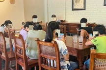 Mừng thọ ông 80 tuổi, cả 13 đứa cháu cắm mặt vào điện thoại