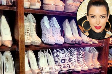 Choáng ngợp với tủ giày của Kim “siêu vòng ba”