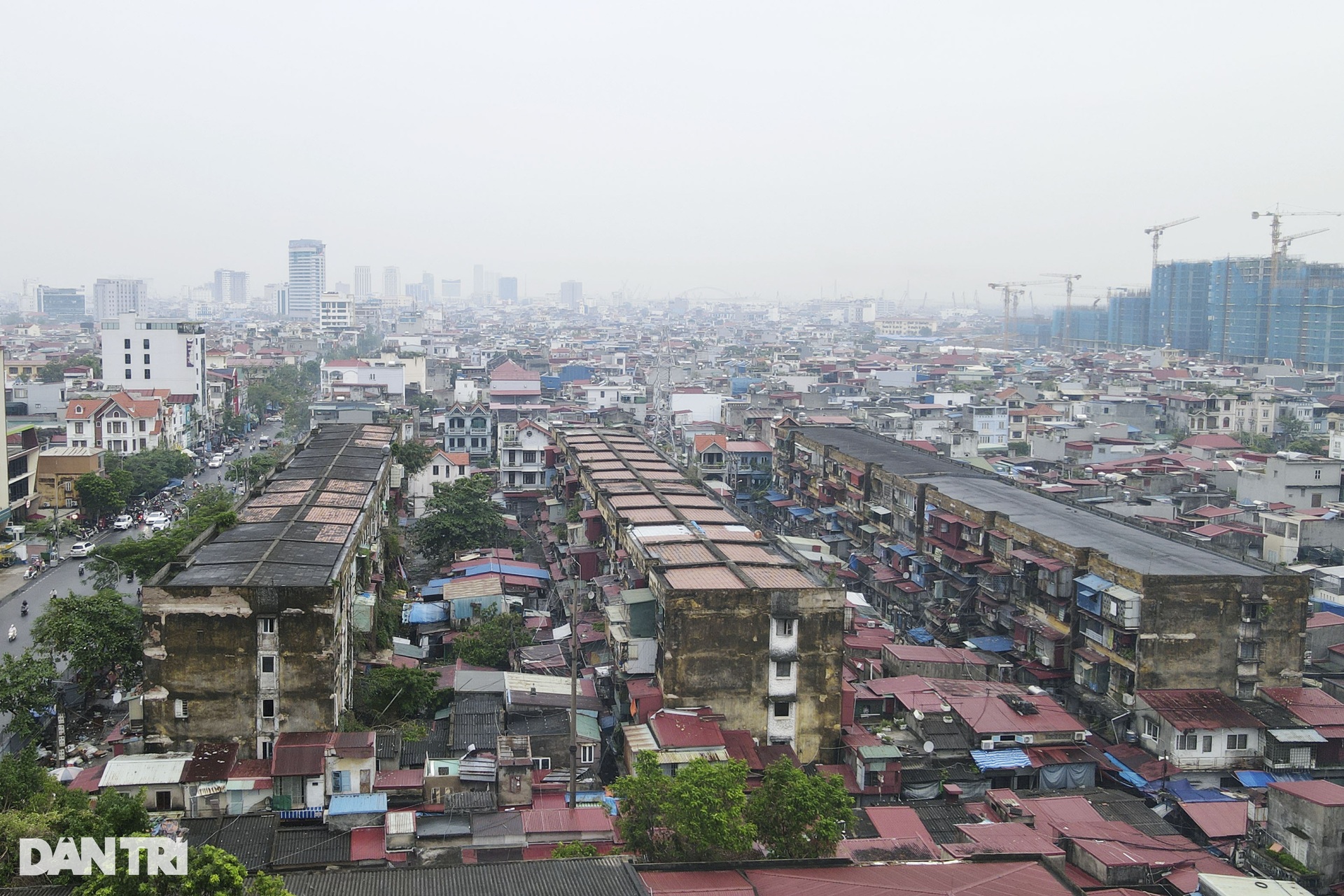 Dựng hàng rào tôn quanh chung cư cũ nát, nghiêng sau bão Yagi ở Hải Phòng - 11